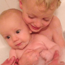 felix and wolfie in bubble bath